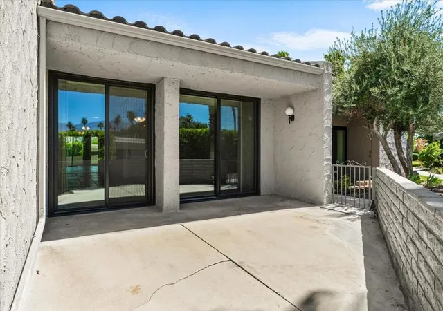 Listing Photo 1 - Condo for sale in building located at 2620 N Whitewater Clb Dr, Palm Springs, CA 92262 - Unit #D