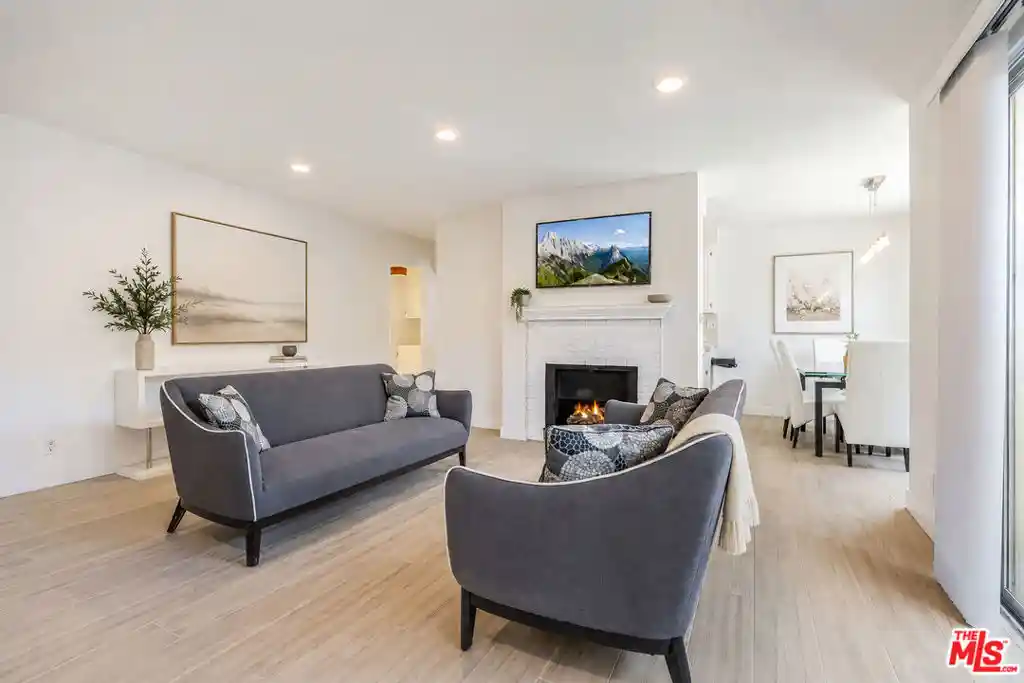Listing Photo 2 - Condo for sale in 404 San Vicente Blvd located at 404 San Vicente Blvd, Santa Monica, CA 90402 - Unit #204