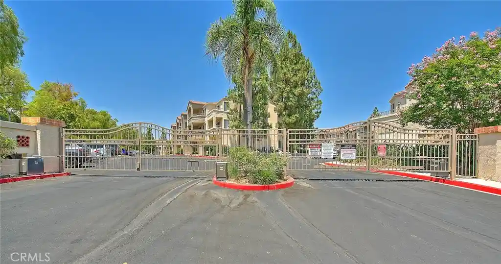 Listing Photo 2 - Condo for sale in 1015 La Terraza located at 1015 La Terraza, Corona, CA 92879 - Unit #304