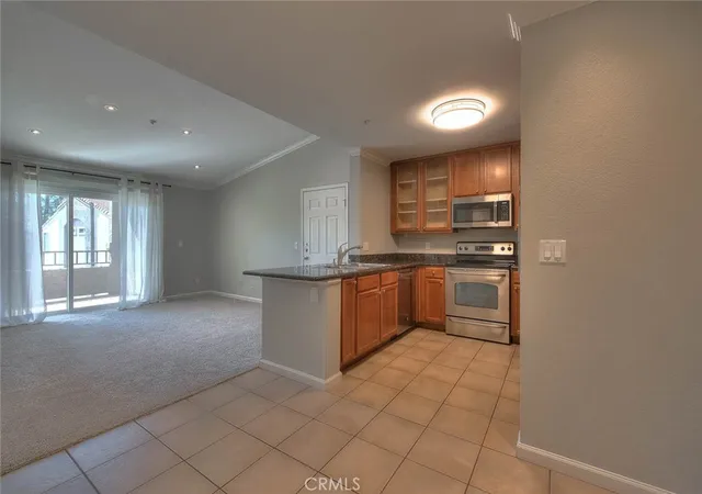 Listing Photo 4 - Condo for sale in building located at 1015 La Terraza, Corona, CA 92879 - Unit #304