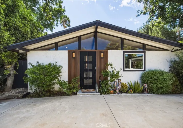 Photo 1 of Single family home for sale at 19705 Hamlin St, Woodland Hills, CA 91367 | MLS# SR26177741 | Listing updated on 2026-09-26