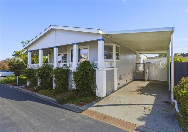 Photo 3 of Manufactured home for sale at Felt #101, Santa Cruz, CA 95062 | MLS# ML82058994 | Listing updated on 2026-10-09