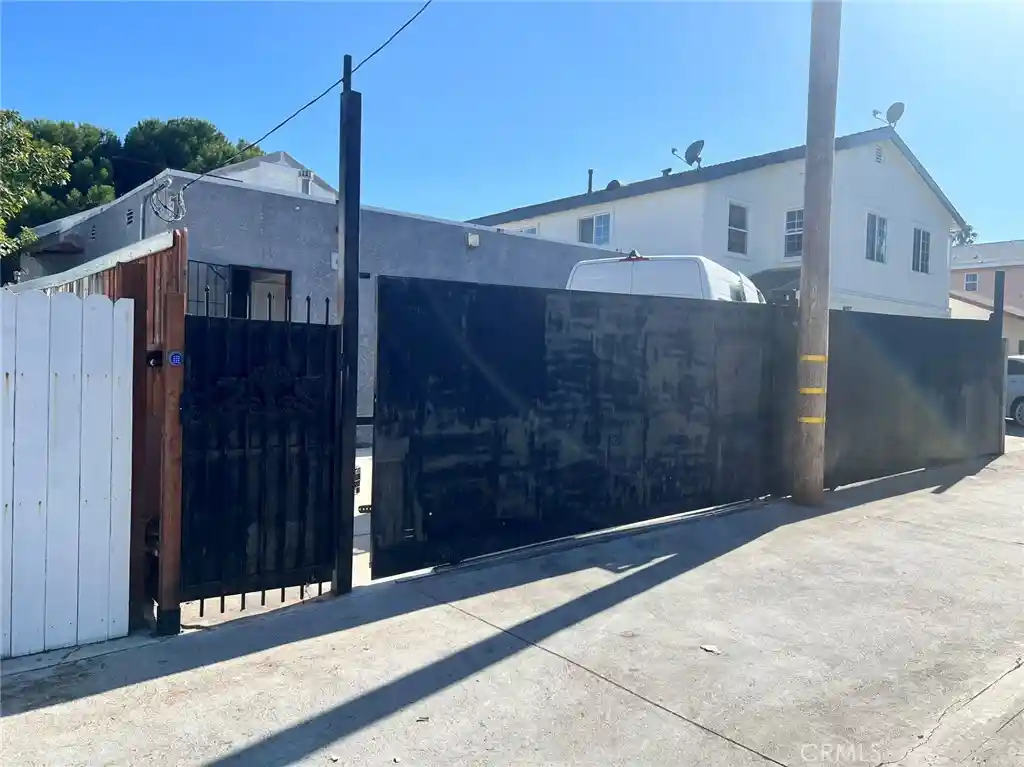 Photo 1 of Single family home for sale at 324 W Oliver, San Pedro, CA 90731 | MLS# AR26186883 | Listing updated on 2026-10-21