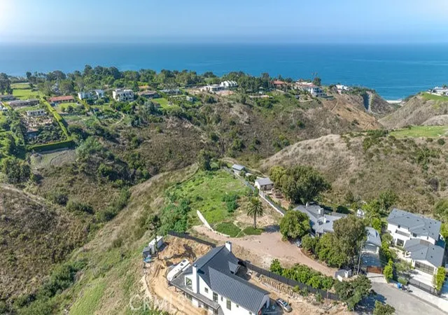 Photo 4 of Single family home for sale at 6771 Wandermere Rd, Malibu, CA 90265 | MLS# SR26180844 | Listing updated on 2026-09-21