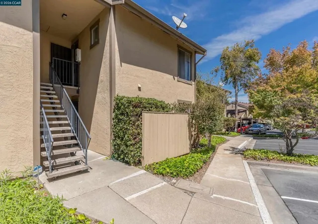Listing Photo 2 - Condo for sale in building located at 5318 Ridgeview Cir, El Sobrante, CA 94803 - Unit #5