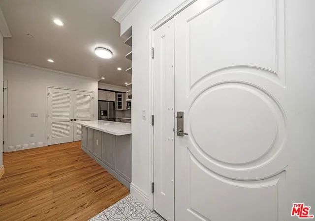 Listing Photo 2 - Condo for sale in building located at 944 S Serrano Ave, Los Angeles, CA 90065 - Unit #301