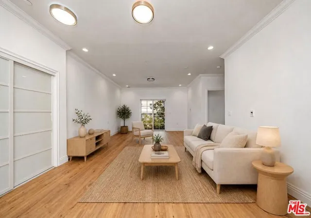 Listing Photo 3 - Condo for sale in building located at 944 S Serrano Ave, Los Angeles, CA 90065 - Unit #301