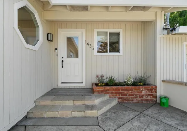 Photo 4 of Sale Pending at 1435 Eastcrest Ct, Santa Cruz, CA 95062 | MLS# ML82059094 | Listing updated on 2026-10-12