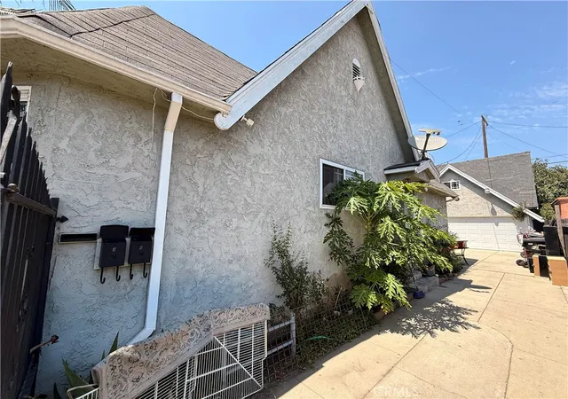 Photo 2 of Single family home for sale at 2527 Flower St, Huntington Park, CA 90255 | MLS# IV26187559 | Listing updated on 2026-09-18