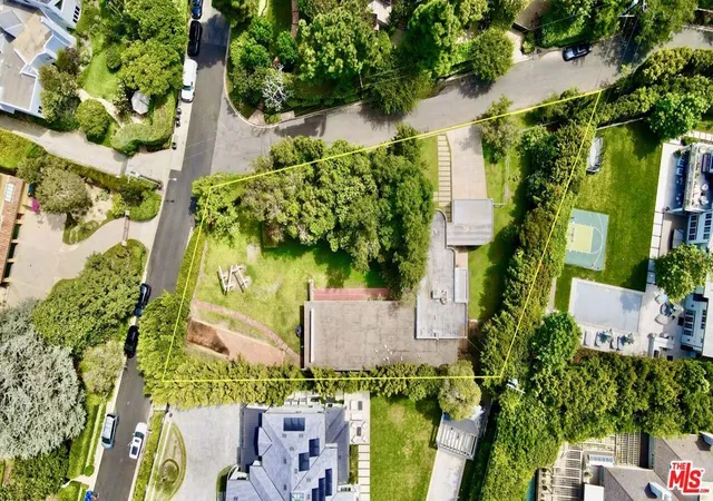 Photo 1 of Single family home for sale at 401 N Cliffwood Ave, Los Angeles, CA 90049 | MLS# 26889151 | Listing updated on 2026-10-07