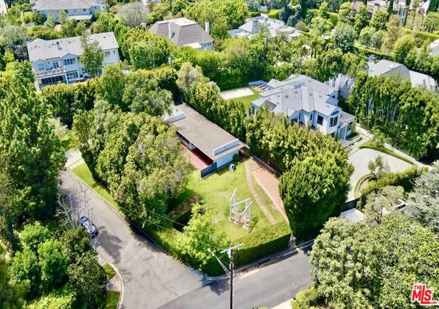 Photo 2 of Single family home for sale at 401 N Cliffwood Ave, Los Angeles, CA 90049 | MLS# 26889151 | Listing updated on 2026-10-07