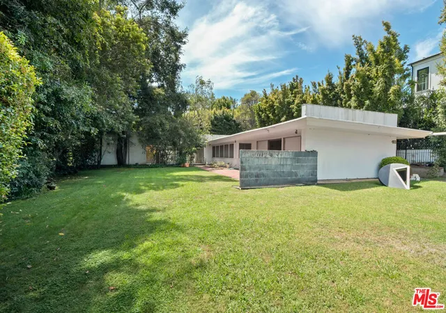 Photo 3 of Single family home for sale at 401 N Cliffwood Ave, Los Angeles, CA 90049 | MLS# 26889151 | Listing updated on 2026-10-07