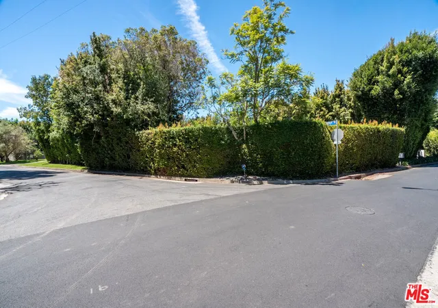 Photo 4 of Single family home for sale at 401 N Cliffwood Ave, Los Angeles, CA 90049 | MLS# 26889151 | Listing updated on 2026-10-07