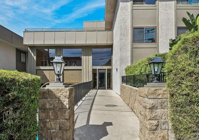 Listing Photo 2 - Condo for sale in building located at 3940 Dove St, San Diego, CA 92103 - Unit #204