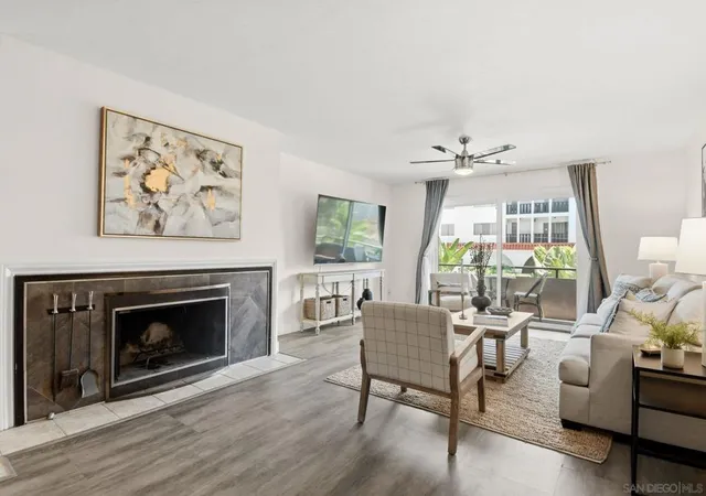 Listing Photo 5 - Condo for sale in building located at 3940 Dove St, San Diego, CA 92103 - Unit #204