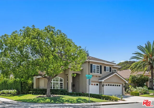 Photo 2 of Single family home for sale at 186 Royal London Ct, Lake Sherwood, CA 91361 | MLS# 26876365 | Listing updated on 2026-10-06