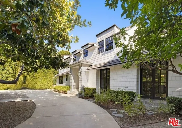 Photo 2 of Single family home for sale at 1960 Coldwater Canyon Dr, Beverly Hills, CA 90210 | MLS# 26893465 | Listing updated on 2026-10-03