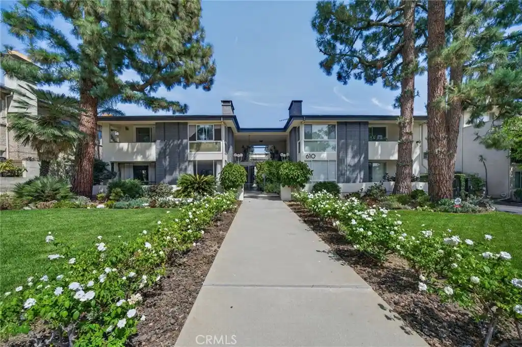 Listing Photo 1 - Condo for sale in 610 S Orange Grv Blvd located at 610 S Orange Grv Blvd, Pasadena, CA 91105 - Unit 610 S Orange Grove Blvd