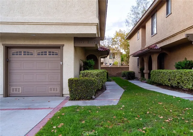 Listing Photo 4 - Condo for sale in building located at 25173 Oak Cyn, Lake Forest, CA 92630 - Unit #4