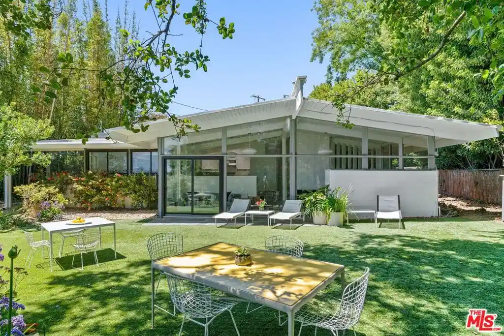 Photo 1 of Single family home for sale at 810 Bramble Wy, Los Angeles, CA 90049 | MLS# 26892999 | Listing updated on 2026-10-23