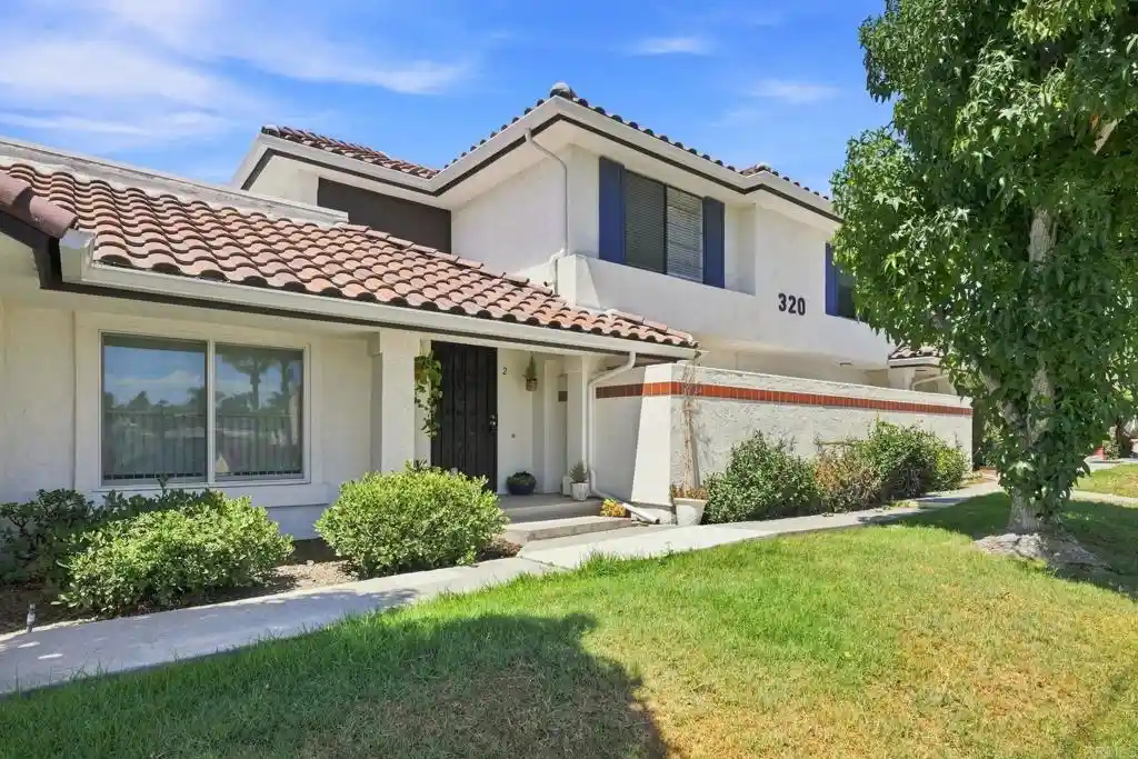 Listing Photo 2 - Condo for sale in 320 Grapevine Rd located at 320 Grapevine Rd, Vista, CA 92083 - Unit 320 Grapevine Rd
