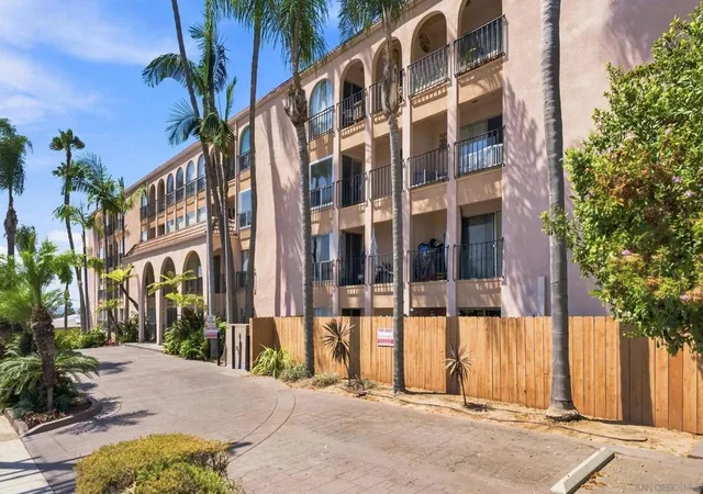 Listing Photo 2 - Condo for sale in building located at 4730 Noyes, San Diego, CA 92109 - Unit #217