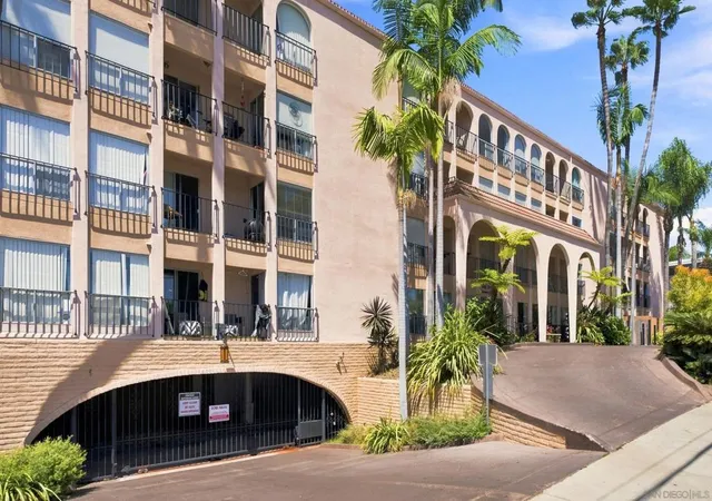 Listing Photo 3 - Condo for sale in building located at 4730 Noyes, San Diego, CA 92109 - Unit #217