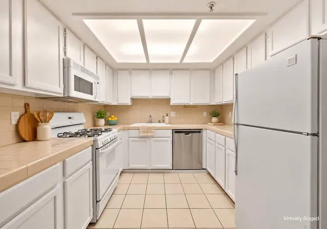 Listing Photo 1 - Condo for sale in building located at 1131 Campbell, Glendale, CA 91207 - Unit #212