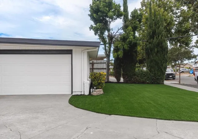 Photo 4 of Sale Pending at 917 Blazingwood Dr, Sunnyvale, CA 94089 | MLS# ML82059240 | Listing updated on 2026-10-09