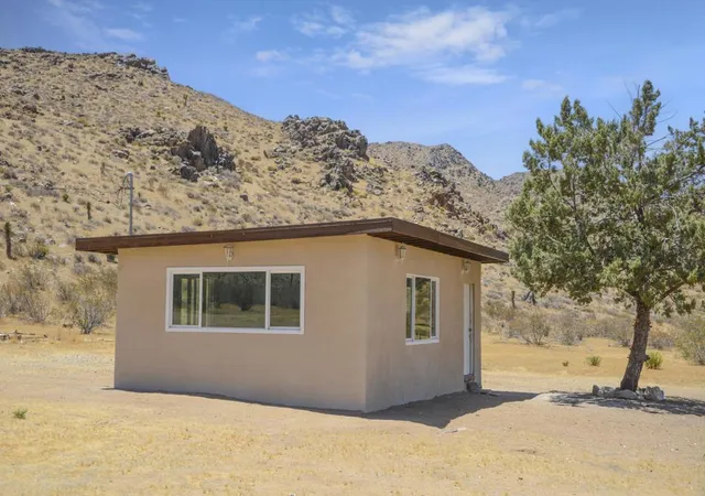 Photo 2 of Single family home for sale at 27127 Zuni Rd, Apple Valley, CA 92307 | MLS# 219151924DA | Listing updated on 2026-09-25