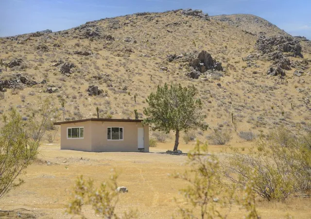 Photo 3 of Single family home for sale at 27127 Zuni Rd, Apple Valley, CA 92307 | MLS# 219151924DA | Listing updated on 2026-09-25