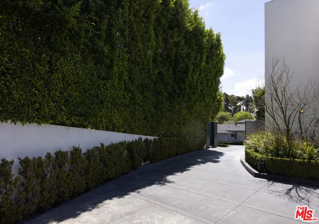 Photo 3 of Single family home for sale at 1401 Londonderry Pl, Los Angeles, CA 90069 | MLS# 26881483 | Listing updated on 2026-09-29