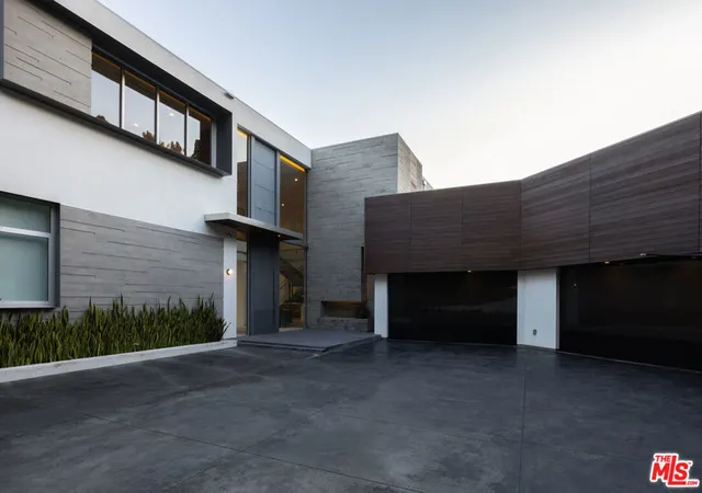 Photo 4 of Single family home for sale at 1401 Londonderry Pl, Los Angeles, CA 90069 | MLS# 26881483 | Listing updated on 2026-09-29