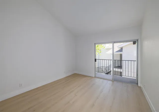 Listing Photo 2 - Condo for sale in building located at 3020 Cowley Wy, San Diego, CA 92117 - Unit #305