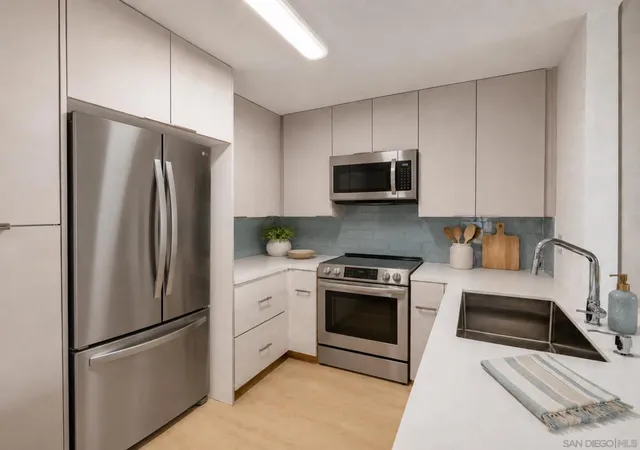Listing Photo 3 - Condo for sale in building located at 3020 Cowley Wy, San Diego, CA 92117 - Unit #305