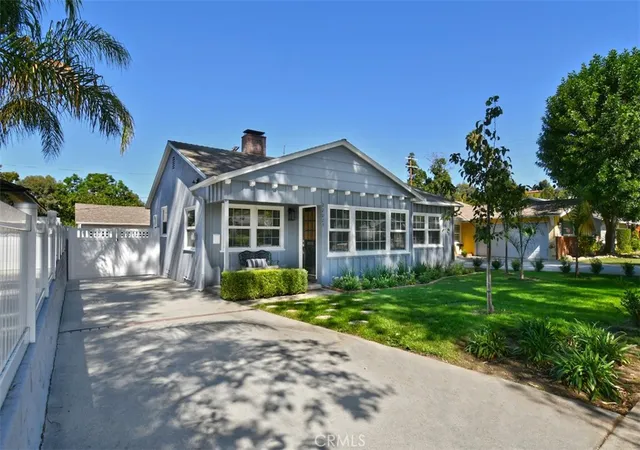 Photo 2 of Single family home for sale at 22025 De La Osa, Woodland Hills, CA 91364 | MLS# SR26146856 | Listing updated on 2026-09-29