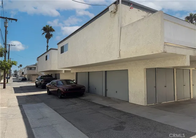 Photo 4 of House for sale at 119 14Th St, Huntington Beach, CA 92648 | MLS# PW26188977 | Listing updated on 2026-09-21