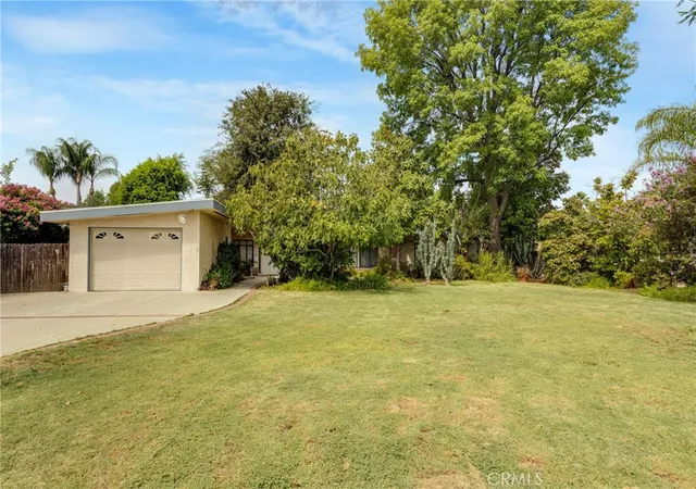 Photo 2 of Sale Pending at 7911 Genesta, Lake Balboa, CA 91406 | MLS# DW26189410 | Listing updated on 2026-09-17