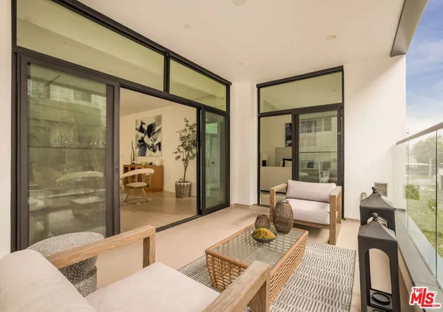 Listing Photo 4 - Condo for sale in building located at 425 N Palm Dr, Beverly Hills, CA 90210 - Unit #402