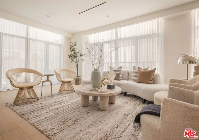 Listing Photo 5 - Condo for sale in building located at 425 N Palm Dr, Beverly Hills, CA 90210 - Unit #402