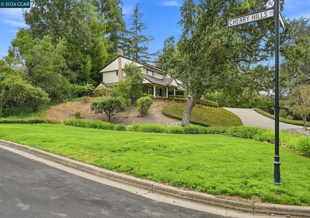 Photo 2 of Single family home for sale at 2516 Roundhill Dr, Alamo, CA 94507 | MLS# 41146608 | Listing updated on 2026-10-11