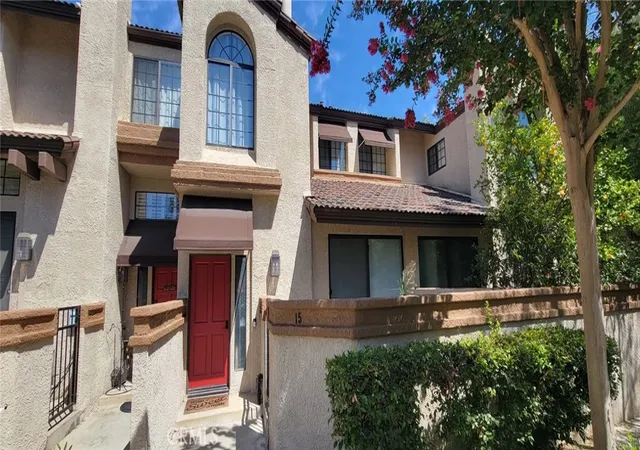 Townhouse for sale at 15 Rock Cliff Pl, Pomona, CA 91766 | MLS# SR26189641