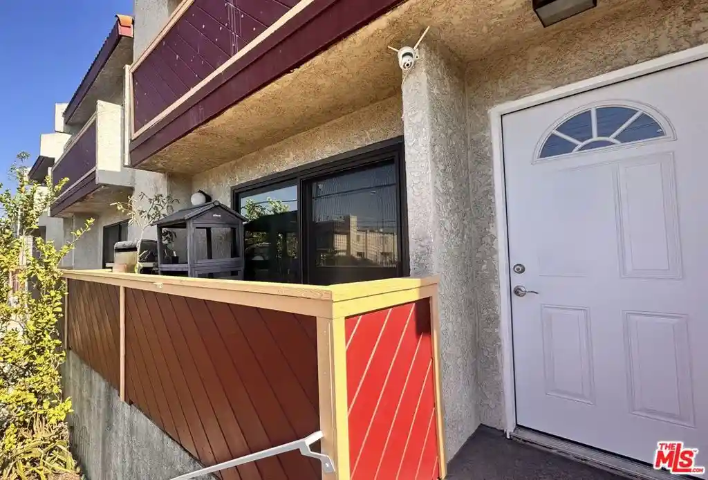Listing Photo 1 - Condo for sale in 15554 Parthenia St located at 15554 Parthenia St, Los Angeles, CA 91343 - Unit 15554 Parthenia St