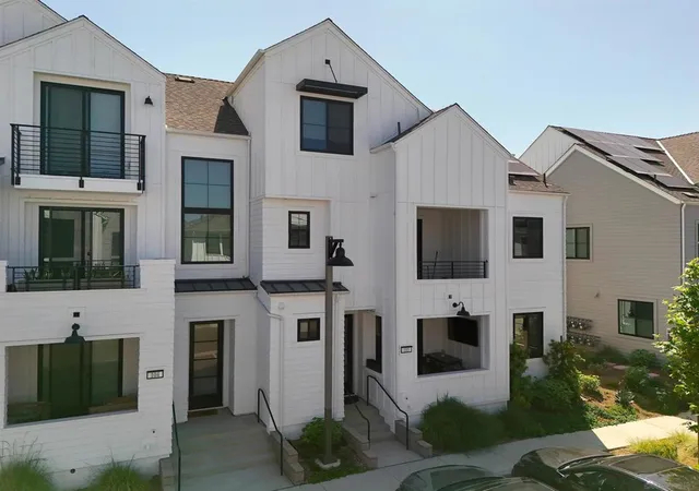 Townhouse for sale at 1402 Anacona Pl #105, Encinitas, CA 92024 | MLS# 260021231SD