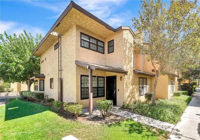 Listing Photo 2 - Condo for sale in building located at 1543 W Ave L, Lancaster, CA 93534 - Unit #1