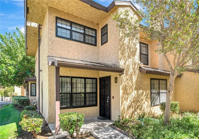 Listing Photo 3 - Condo for sale in building located at 1543 W Ave L, Lancaster, CA 93534 - Unit #1