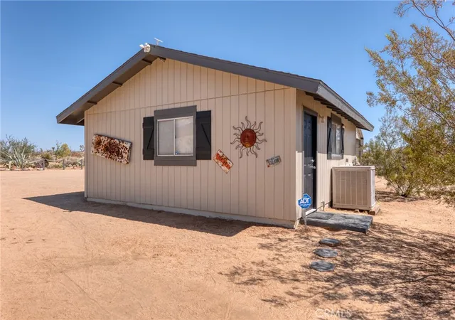 Photo 3 of Manufactured home for sale at 59025 La Brisa, Yucca Valley, CA 92284 | MLS# JT26188962 | Listing updated on 2026-10-09