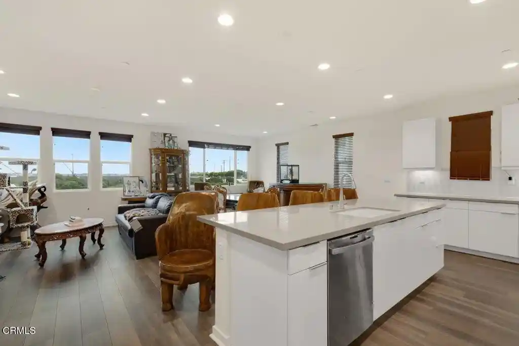 Listing Photo 2 - Condo for sale in 1054 Canal St located at 1054 Canal St, Oxnard, CA 93035 - Unit 1054 Canal St