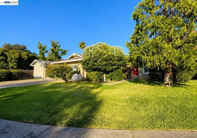 Photo 2 of Sale Pending at 3120 Ozzie Ct, Carmichael, CA 95608 | MLS# 41146730 | Listing updated on 2026-09-13