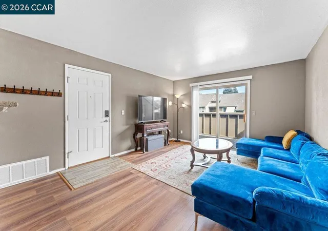 Listing Photo 3 - Condo for sale in building located at 2189 Lakeview, Pittsburg, CA 94565